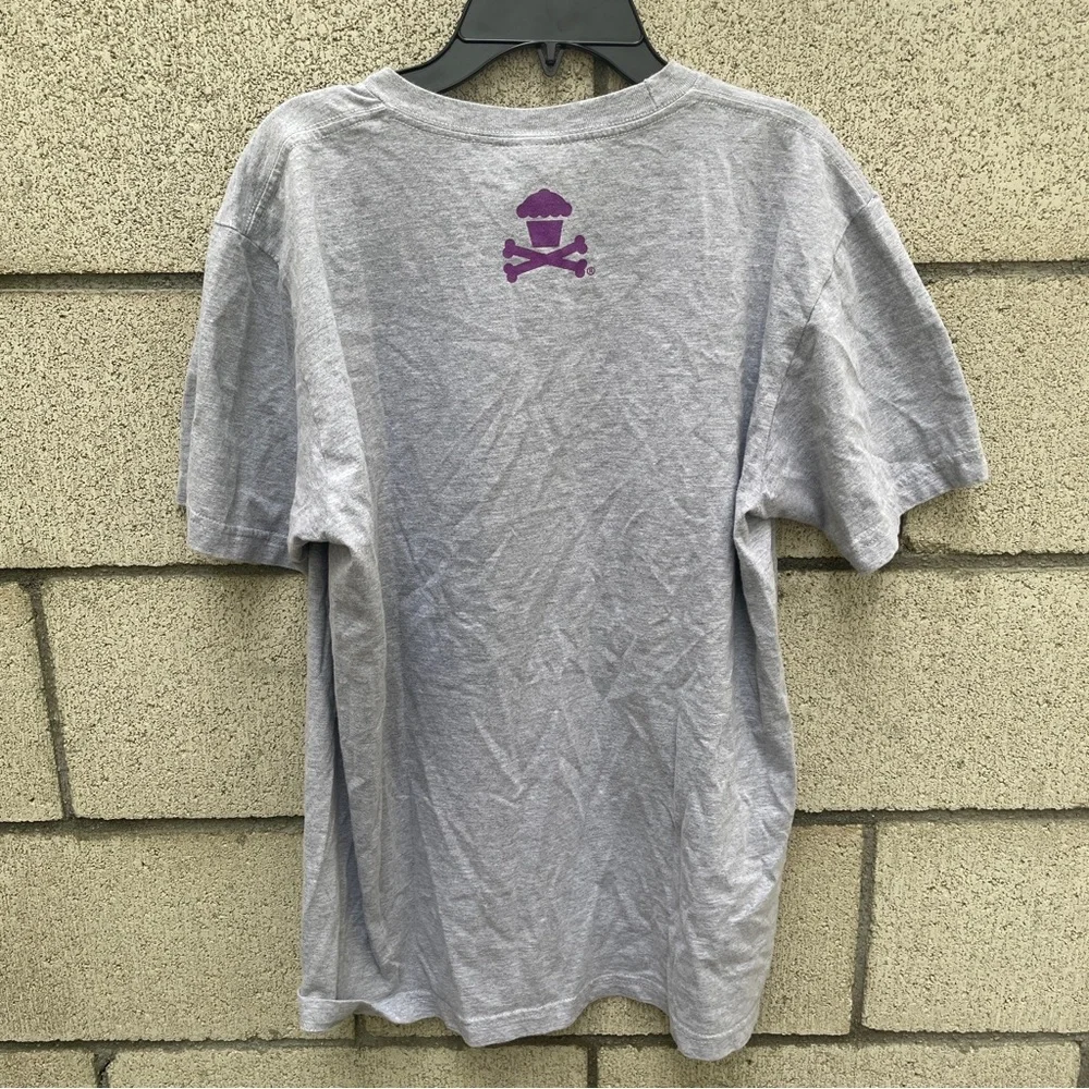 Gray Men’s Johnny Cupcake Shirt with a Basketball/Cupcake Graphic Size Medium - Picture 6 of 8